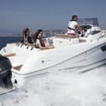 Personnes naviguant sur un bateau équipé de moteurs Yamaha BETX 225 chevaux.