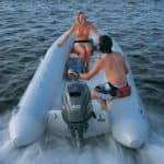 Couple naviguant sur un bateau équipé d'un moteur Yamaha 40 chevaux.