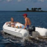 Jeune couple naviguant sur un bateau équipé d'un moteur Yamaha 5 chevaux.